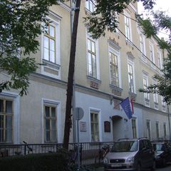 Szent István Gimnázium Hunyadi utcai épületszárnya (2014) | Szent István Gimnázium Hunyadi utca 23-25. szám alatti épületszárny