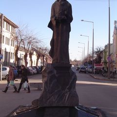 Asztrik ersek-setalo utca | Asztrik szobor