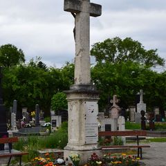 A temető központi kőkeresztje | A temető központi kőkeresztje